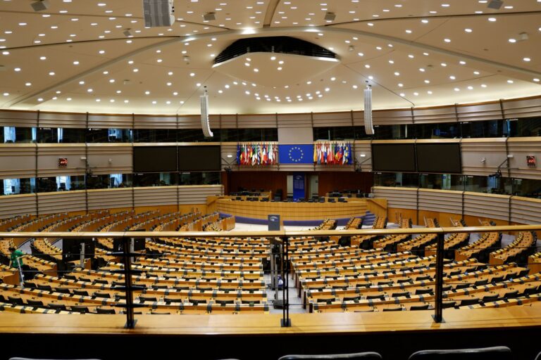 Union européenne : comprendre les rôles de la Commission, du Conseil et du Parlement