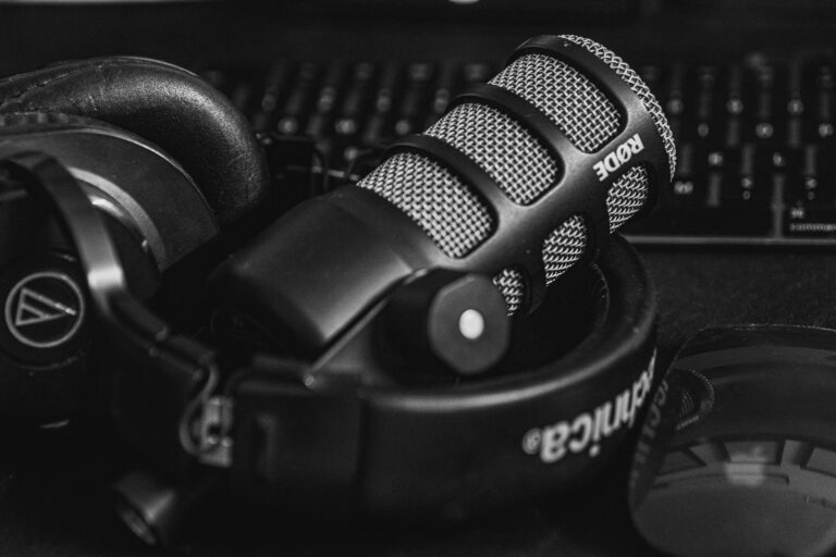 Crédits audio : documenter voix, musiques et archives
